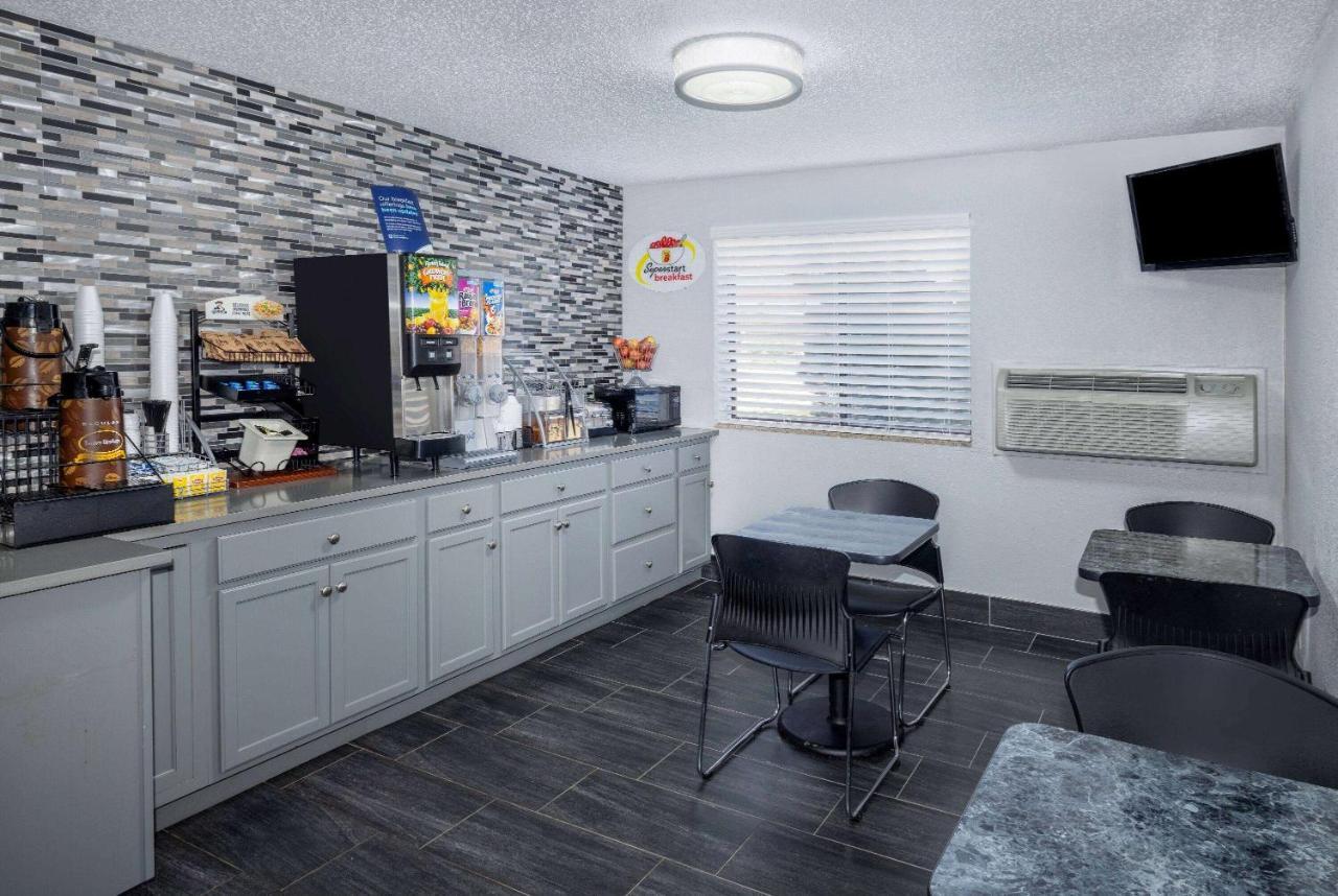Super 8 By Wyndham Kansas City At Barry Road/Airport Εξωτερικό φωτογραφία