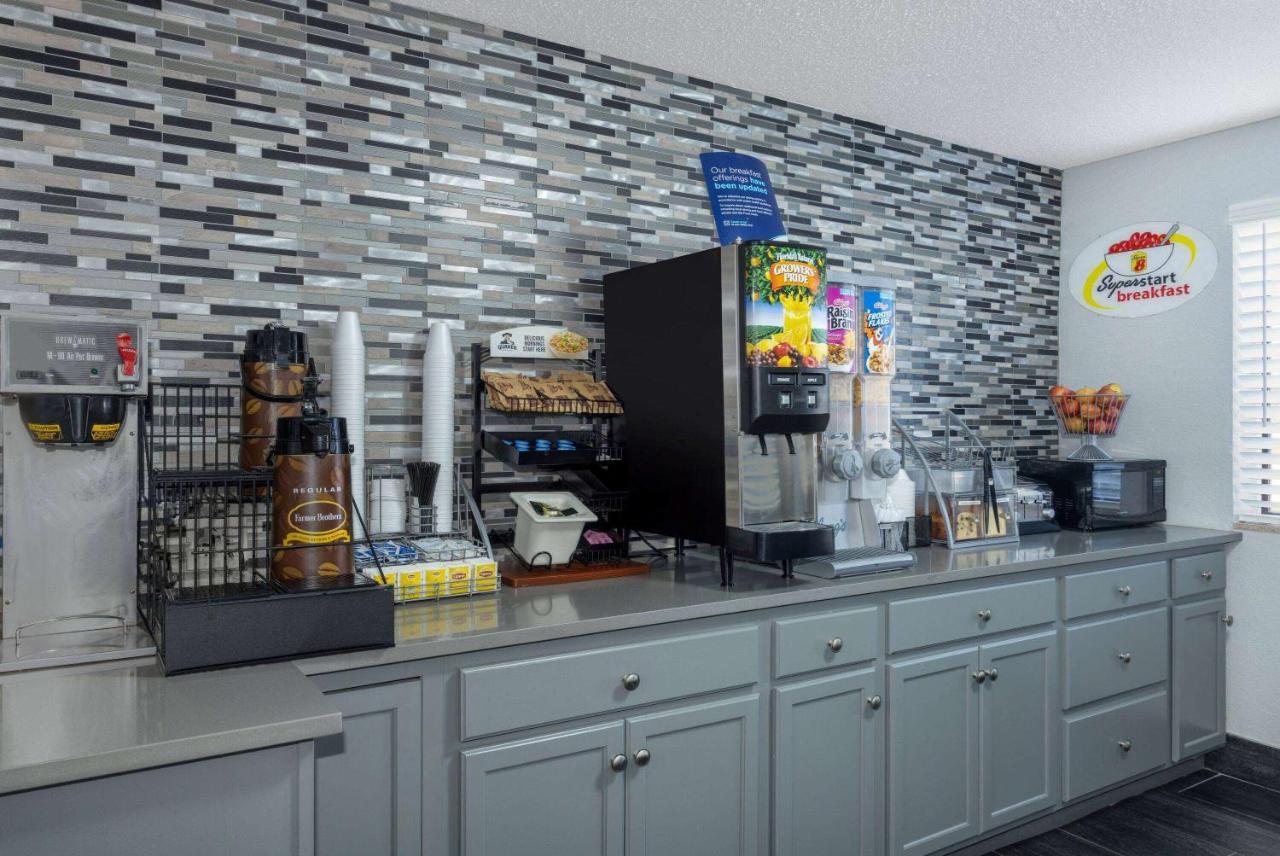 Super 8 By Wyndham Kansas City At Barry Road/Airport Εξωτερικό φωτογραφία