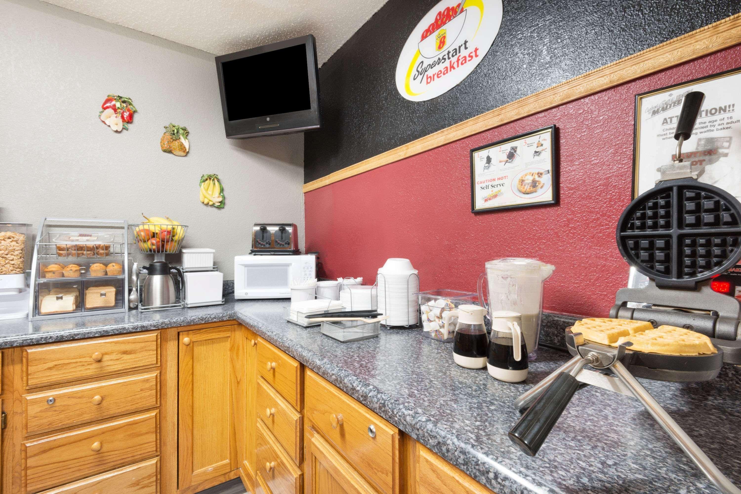 Super 8 By Wyndham Kansas City At Barry Road/Airport Εξωτερικό φωτογραφία