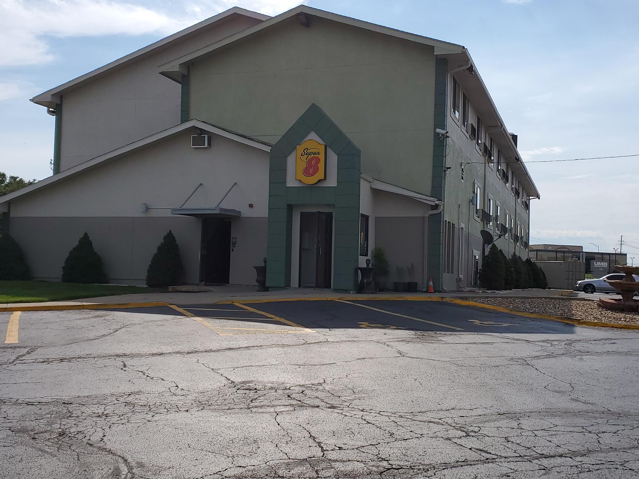 Super 8 By Wyndham Kansas City At Barry Road/Airport Εξωτερικό φωτογραφία