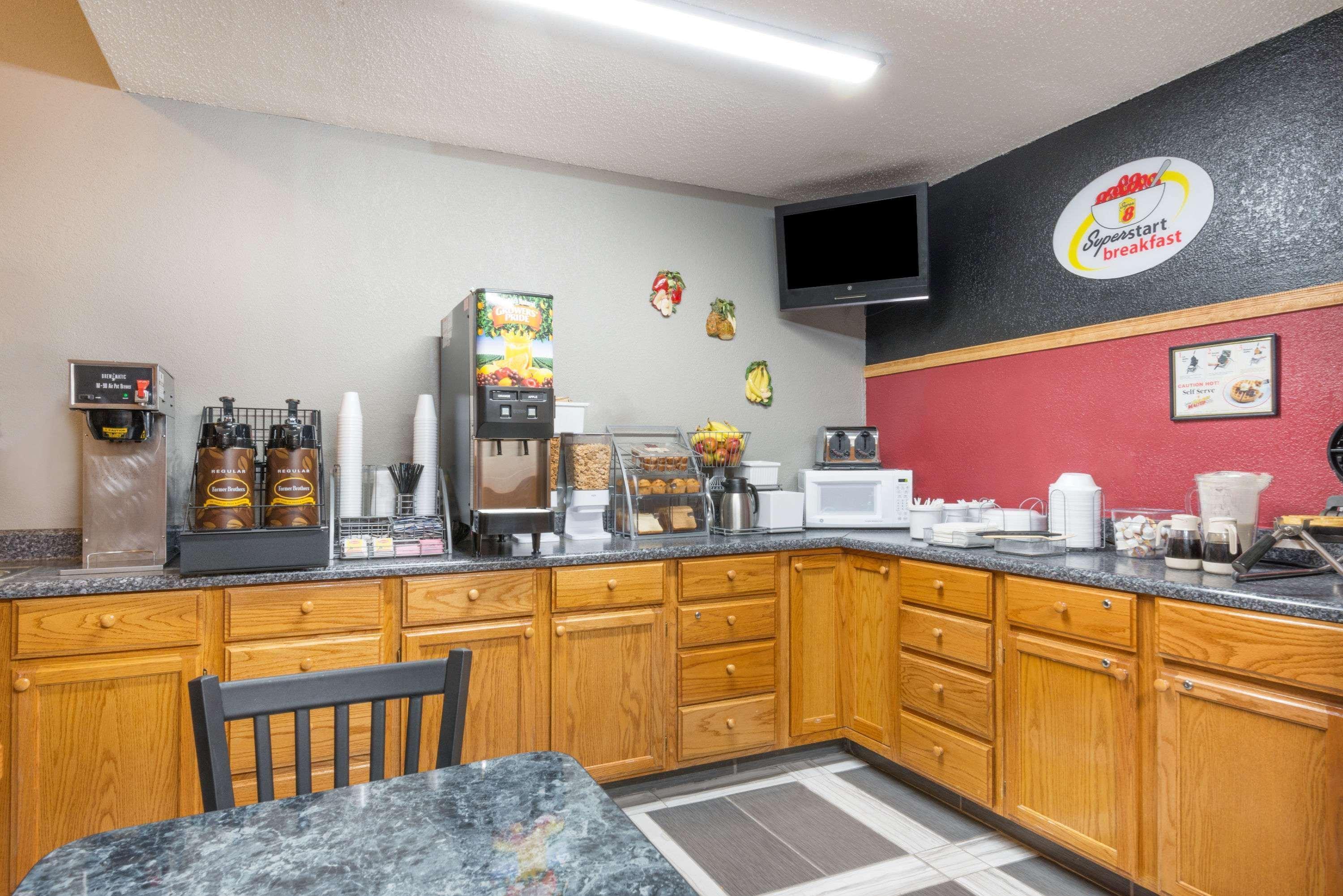 Super 8 By Wyndham Kansas City At Barry Road/Airport Εξωτερικό φωτογραφία