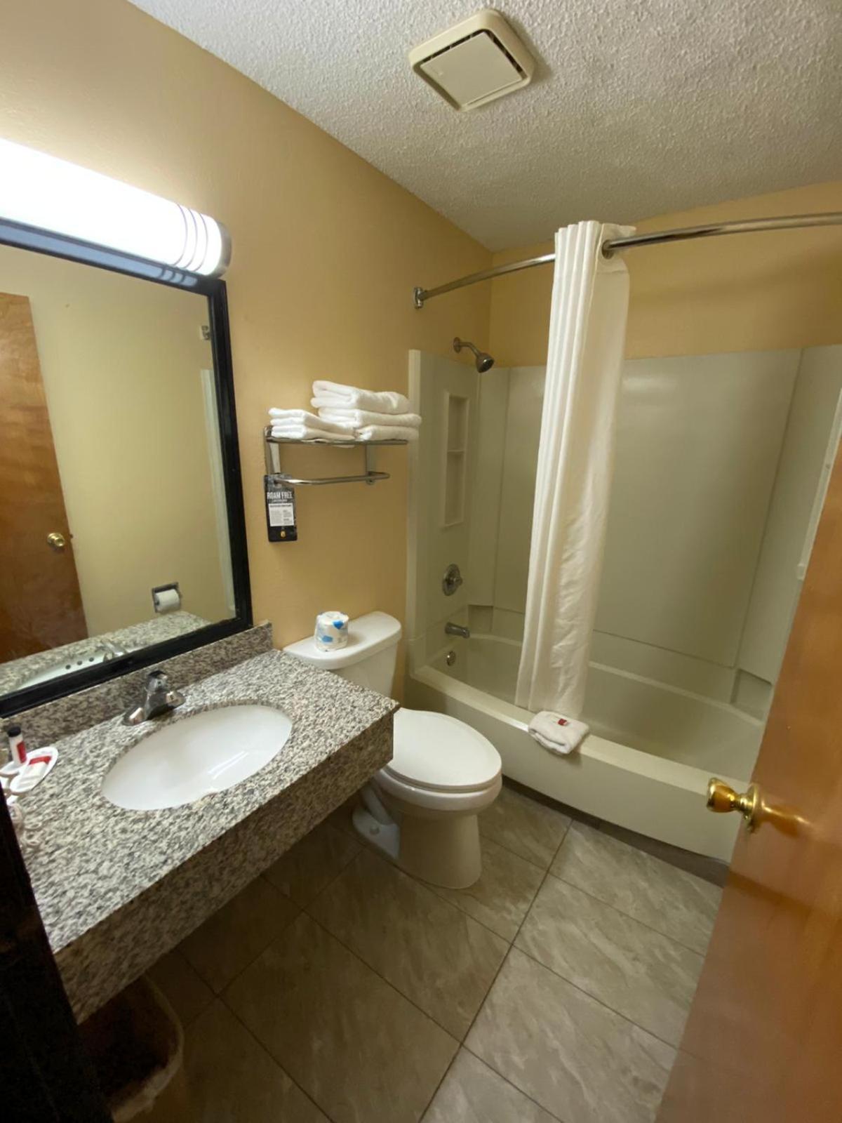 Super 8 By Wyndham Kansas City At Barry Road/Airport Εξωτερικό φωτογραφία